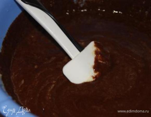 Добавить шоколад к миндально-яичной смеси.