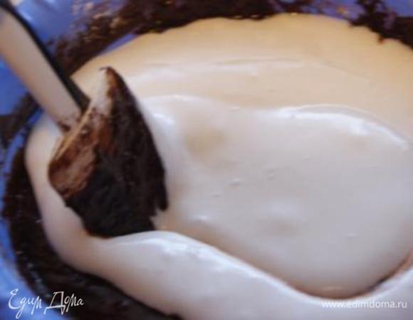 Добавить оставшиеся взбитые белки, аккуратно перемешать.