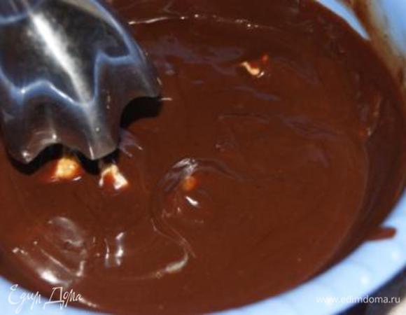 Остудить крем до 40 гр. Масло порезать кубиками, добавить к шоколадно-сливочной смеси, взбить погружным блендером.