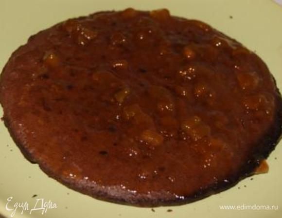 Собираем наш торт. На корж выкладываем часть абрикосового джема.