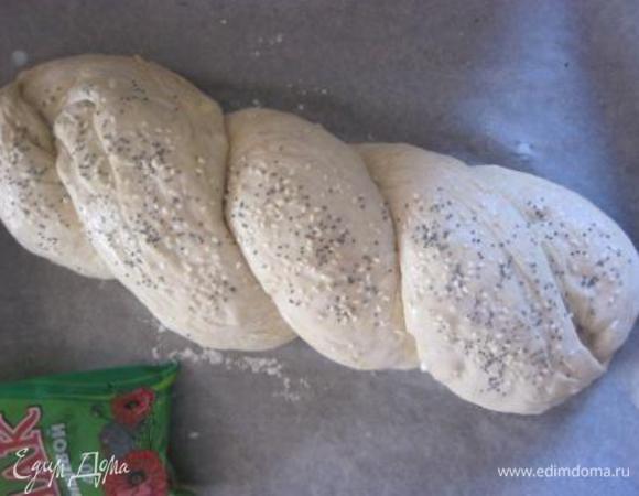 Оставить на расстойку на 30-40 минут.

Перед выпечкой смазать молоком, посыпать кунжутом и маком.
Выпекать в разогретой духовке , при Т 180-190 С, 30-35 минут.