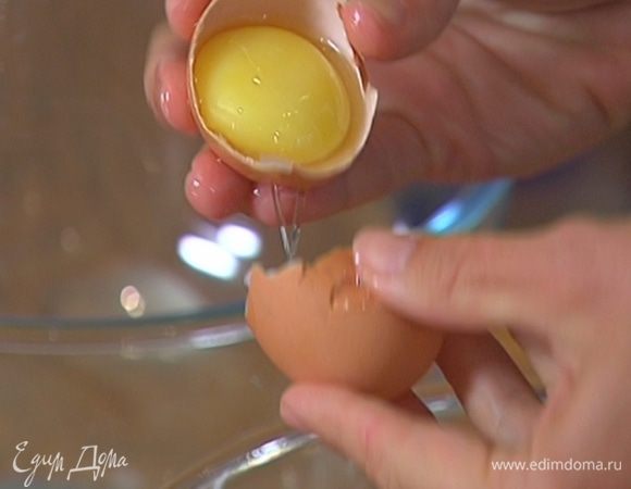 Белки отделить от желтков.