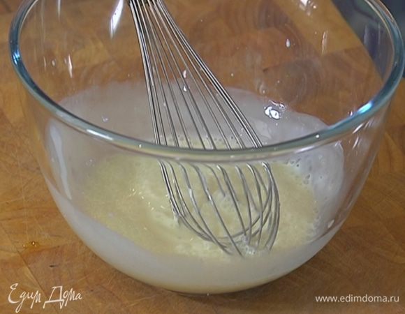 Желтки слегка перемешать, влить половину молока, добавить творог, посолить и вымешать венчиком.