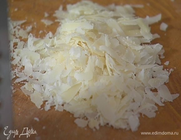 Сыр натереть на крупной терке.