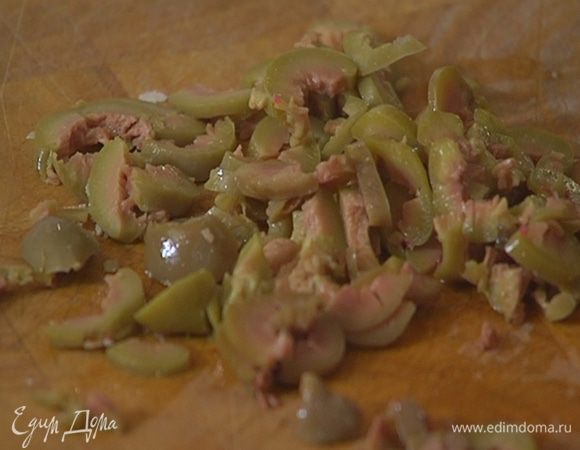 Оливки мелко порезать.