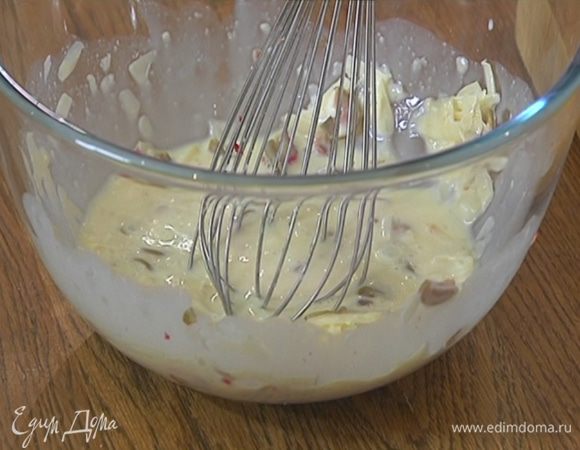 Сыр и оливки добавить в желтково-творожную смесь, перемешать.