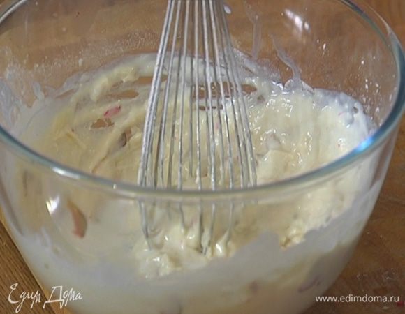 Всыпать всю муку, разрыхлитель, перемешать, влить оставшееся молоко и вымешать тесто, а затем дать ему отдохнуть.