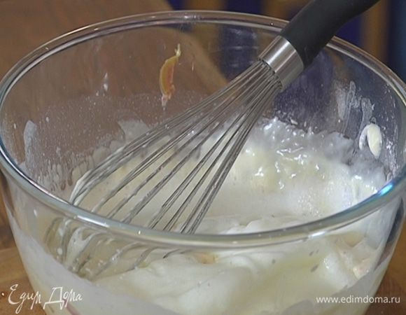 Белки взбить блендером в пышную массу и вмешать в тесто.