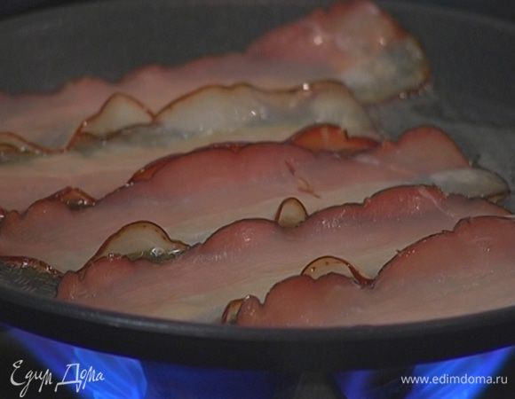 Разогреть в сковороде оливковое масло, обжарить бекон с двух сторон и выложить на бумажное полотенце, чтобы удалить излишки жира.