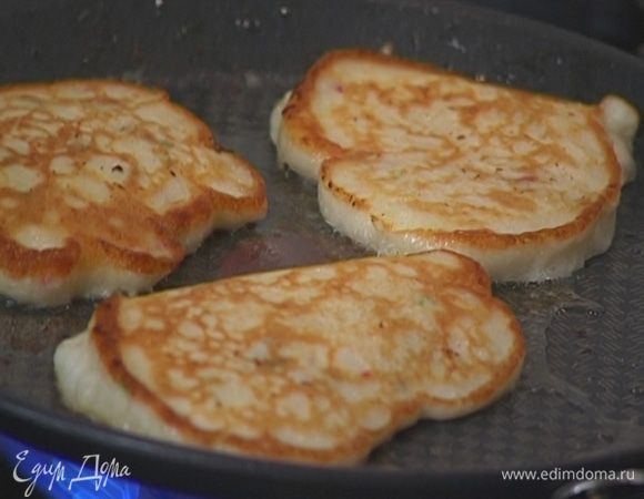 На сковороде, где жарился бекон, пожарить оладьи и выложить на бумажное полотенце.