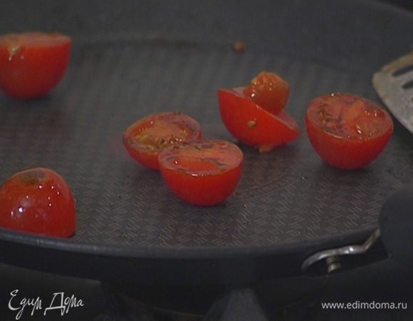 Помидоры разрезать пополам и обжарить на сковороде, где жарились оладьи.