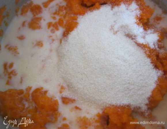 Пюре переложить в кастрюлю, добавить манную крупу и молоко.
Поставить на маленький огонь.
Варить, постоянно помешивая, минут 10.