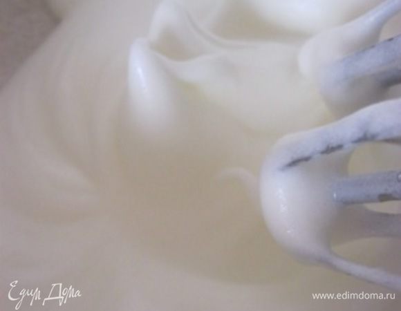 Охлажденные белки взбить в крепкую пену.