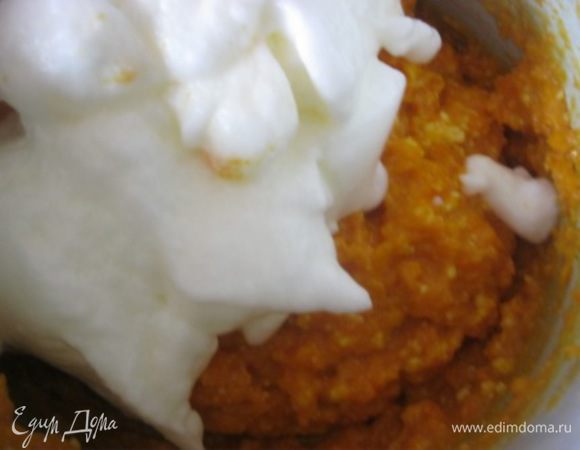 Осторожно подмешать к морковному пюре.