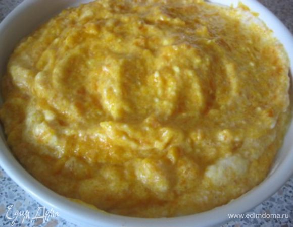 Форму смазать слив.маслом и вылить суфле, разровнять.
Можно суфле запечь в духовке - время - 35-40 минут.
 Я - варила суфле на пару, в мантышнице,
 45 минут.

