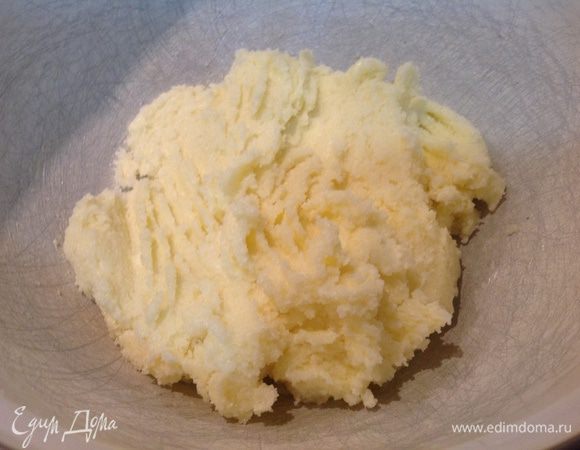 Разогрейте духовку до 180 градусов.
Сливочное масло, комнатной температуры, взбейте с сахаром и ванилином до получения однородной пышной массы.