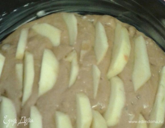 Сверху уложить очищенное и нарезанное дольками  яблоко (яблоко нужно «утопить» в тесте или вовсе все смешать), далее выпекать в разогретой до 185  градусов духовке 15 минут. Затем дать бисквиту немного остыть.