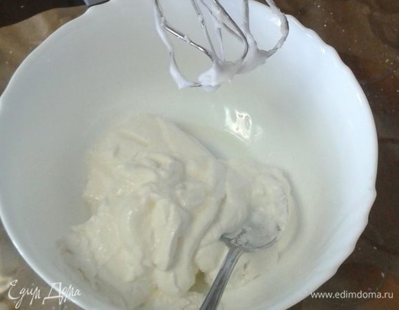 Пока бисквит печется, приготовим творожный слой. Творог протереть через сито, взбить со сметаной.
