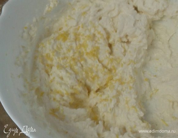 Добавить крахмал, сахар, сок половинки лимона, цедру одного лимона (лимон небольшой).