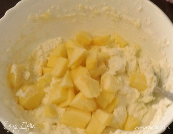 Яблоко очистить от кожуры и семян порезать кубиками, смешать вместе с творожной массой. 
