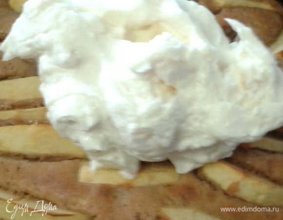 Сверху выкладываем творожный слой, разравниваем. И запекаем еще минут 30.
