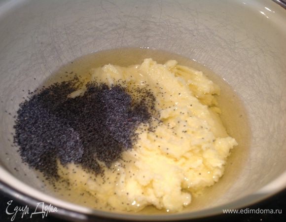 Добавьте растительное масло и мак.