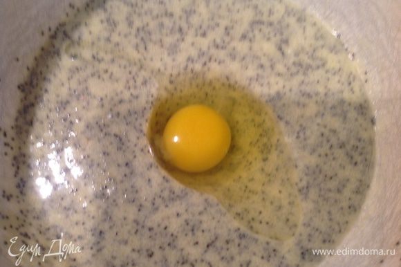 Вбейте по одному яйца, тщательно перемешивая после каждого.