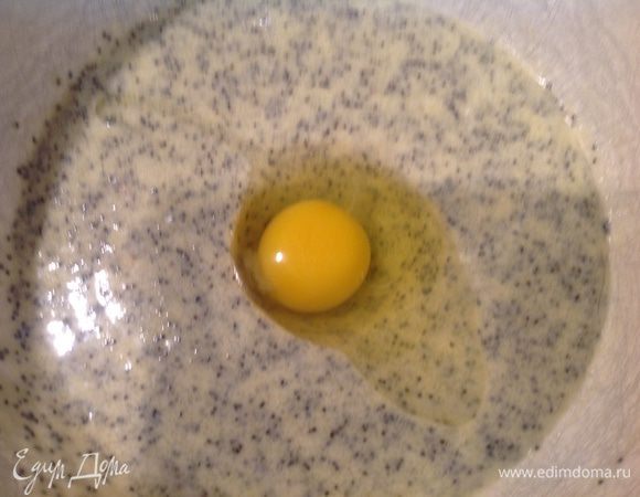 Вбейте по одному яйца, тщательно перемешивая после каждого.