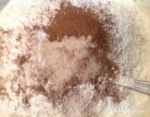 Муку просейте с разрыхлителем, кардамоном, корицей и солью...