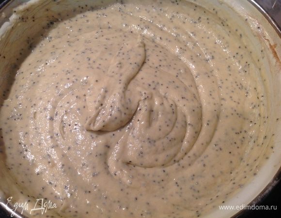 и порциями подмешивайте в масляную массу, одновременно добавляя йогурт смешанный с молоком.