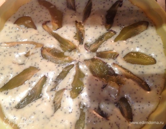 Тесто вылейте в форму для запекания и разровняйте. Сливы вымойте, разделите на половинки, удалите косточки, нарежьте ломтиками и выложите на тесто, немного придавливая.