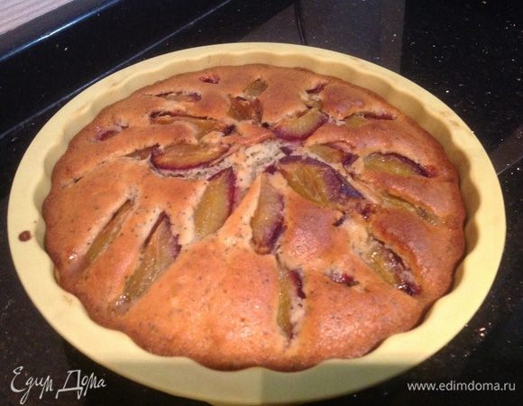 Выпекайте пирог около 1 часа.