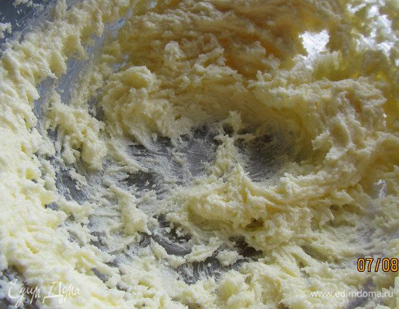 Разогреваем духовку до 180 гр. Размягченное сливочное масло взбиваем с сахаром до легкой кремообразной массы.

