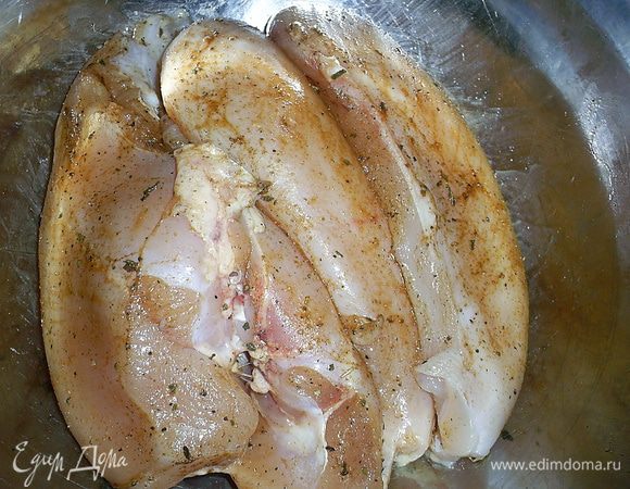 Я использовала одну крупную куриную грудку из двух половинок. Это оптимальное количество. На фото три половинки, но третья - лишняя)))
Натираем грудку солью, медом, спиртом (можно заменить водкой), обязательно добавьте мускатный орех, если любите, можете взять немного черного перца. Мисочку с курицей закрываем пищевой пленкой и отправляем в холодильник мариноваться на 2-3 суток.