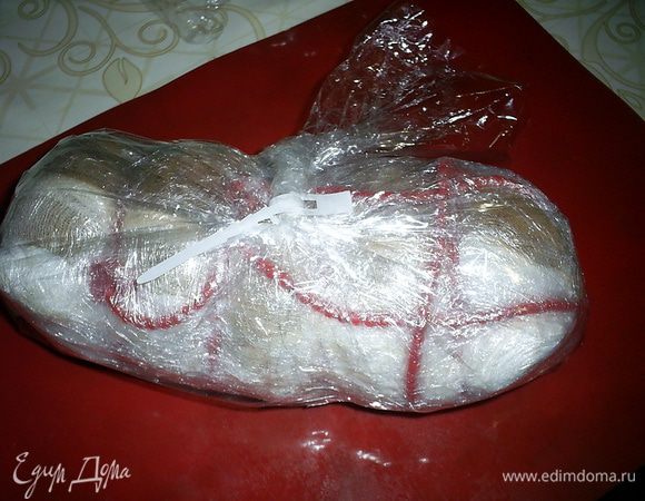 Теперь нам надо герметично упаковать нашу колбаску в жаропрочный пакет. Я брала пакет для запекания, клала туда грудки, старалась выпустить из пакета весь воздух, а затем завязывала его при помощи специальной застежки, которая шла в комплекте с пакетом.