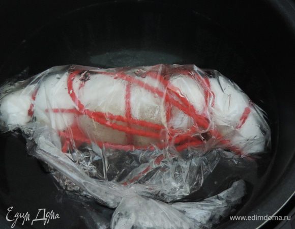 Теперь кладем всю конструкцию в мультиварку с холодной водой, на программе "Тушение" доводим температуру примерно до 70 градусов и переключаем в режим "Подогрев" еще на 40 минут. Впоследствии я приспособилась просто включать программу "Тушение" на 1 час, а затем оставлять на подогреве еще минут на 20.
Можете положить пакет в кастрюлю с холодной водой, довести температуру до 70-80 градусов и поддерживать ее на этом уровне еще 40 минут. при этом вам понадобится градусник.