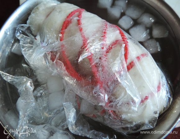 Затем перекладываем нашу ветчину в емкость с водой со льдом. Оставляем ее тем примерно на час. От резкого перепада температур ветчина должна уплотниться и стать более сочной.