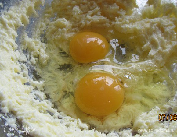 Добавляем яйца и взбиваем еще раз.