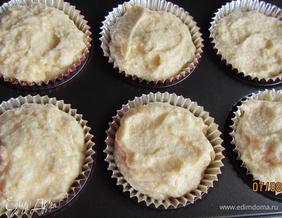 Формочки для маффинов смазываем маслом и выстилаем бумажными касетами по желанию. Выкладываем наше тесто. 
