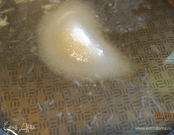 Пока кексики пекутся, готовим пропитку. В небольшом сотейнике прогреваем амаретто, сахар и сок 2 лимонов (как раз от тех, цедра которых пошла в тесто). Прогреваем до растворения сахара. Кексики пропитываем теплыми и оставляем остывать на решетке. 
