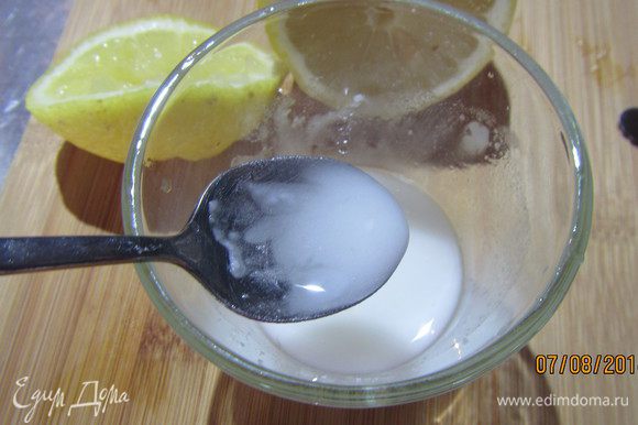 Для айсинга смешиваем сахарную пудру с лимонным соком. Если получается слишком густо, то можно добавить немного воды.