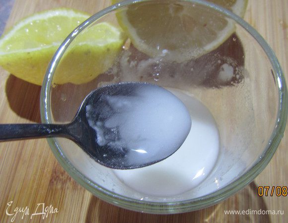 Для айсинга смешиваем сахарную пудру с лимонным соком. Если получается слишком густо, то можно добавить немного воды. 
