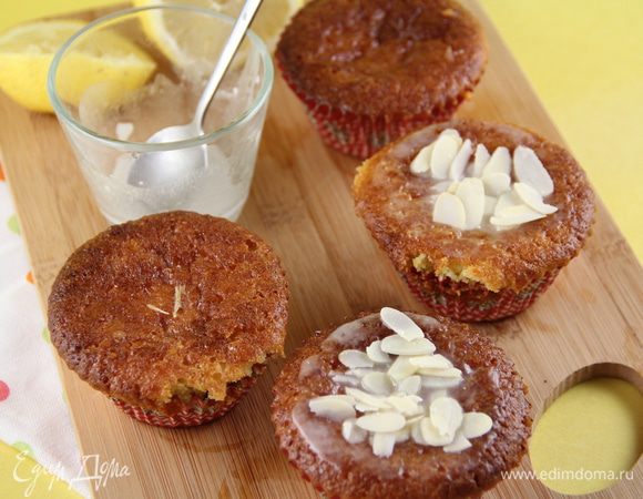 Покрываем наши кексики айсингом и присыпаем миндальными лепестками. Завариваем чай, зовем близких и дегустируем. Приятного аппетита))