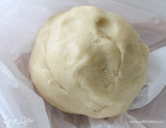 Сливочное масло комнатной температуры растереть с сахаром, солью, яйцом до однородной массы, постепенно добавить просеянную муку, замесить тесто. Завернуть тесто в пленку и убрать в холодильник на 30-35 мин.