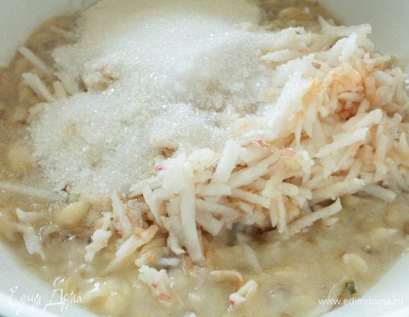 Бананы размять вилкой(допускается наличие небольших кусочков),яблоки(вес двух яблок 220 гр) почистить и натереть на крупной терке,добавить лимонный сок,сахар,манную крупу,перемешать.