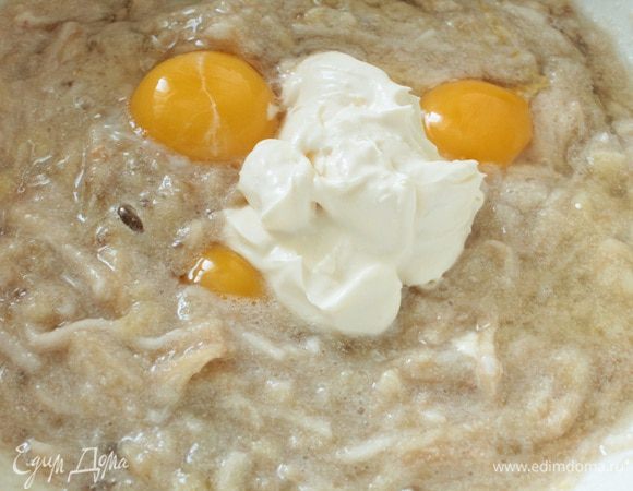 Добавить сметану,яйца,хорошо перемешать.