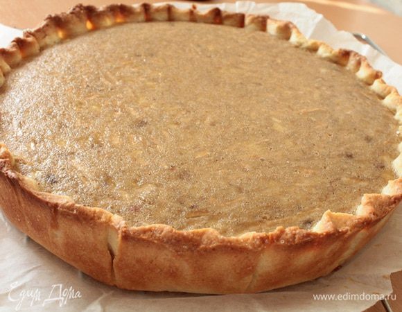 Выпекать при 180 градусах 40 минут.Готовый пирог остудить на решетке.Приятного вам чаепития!  Я выпекала в электрической духовке в режиме "верхний и нижний нагрев",форма для выпечки 22 см,с высокими бортиками.Я не посмотрела,а решетка в моей духовке оказалась не на среднем уровне,а немного выше и,поэтому у моего пирога немного прихватились края,но на вкусе это совсем не отразилось.