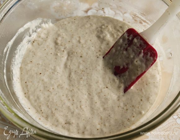 В отдельной чашке с оставшейся водой размешать хорошо половину муки, то есть 150 гр. муки пшеничной и примерно 60 гр. ржаной муки. Оставляем обе миски на полчаса, накрыв кухонным полотенцем. 