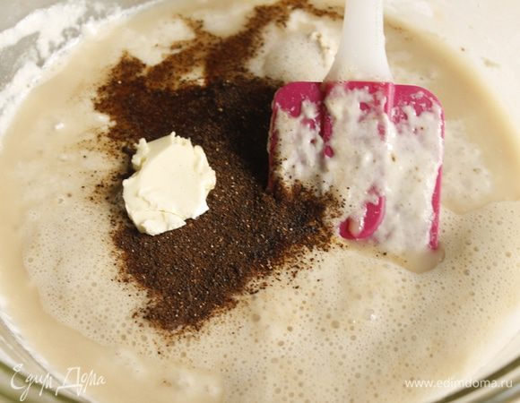 Добавляем ржаной солод, мед и мягкое масло.