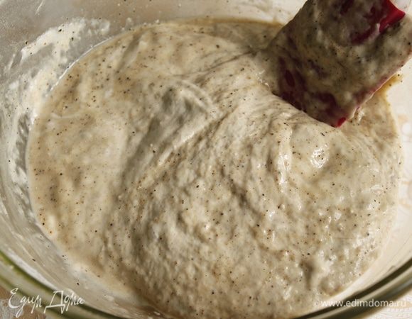 Теперь смешиваем все ингредиенты и вымешиваем тесто.Тесто готово, когда оно становится однородное и отстает от миски.